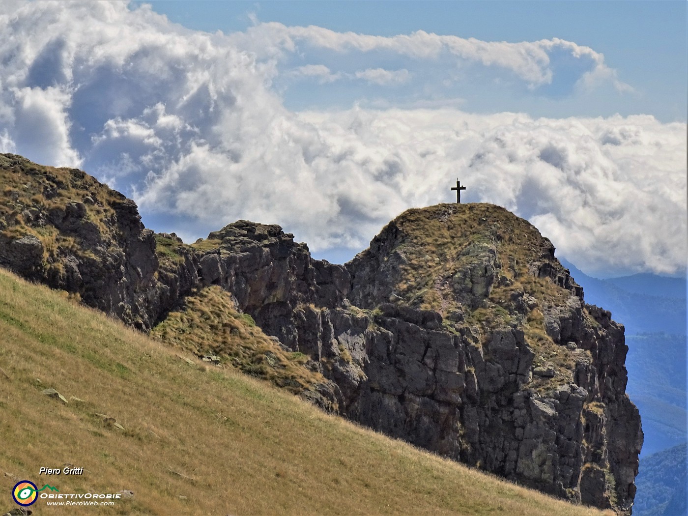 58 Zoom sul versante est roccioso del torrione con croce Mincucco (1832 m) .JPG